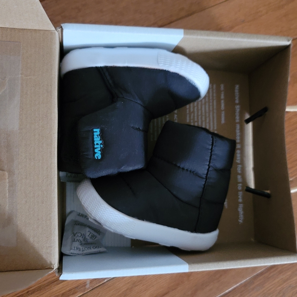 Native black baby snow boots size 1